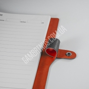 Блокнот с обложкой из кожзама на кнопке с креплением для ручки 